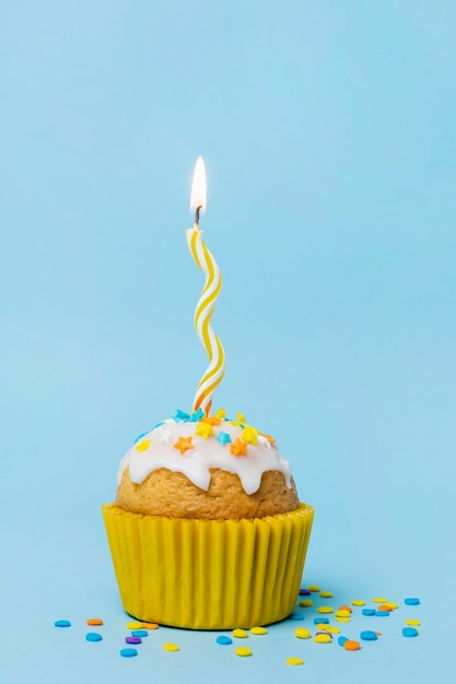 Kostenloses Foto süßer kleiner kuchen mit einer brennenden kerze