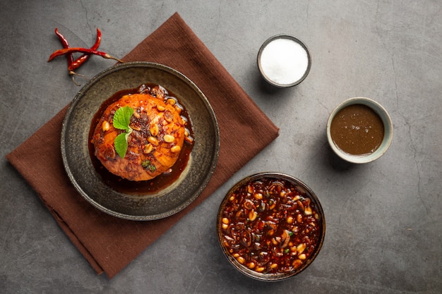 Süßer Krathon mit thailändischen Snacks mit süßer Fischsauce.