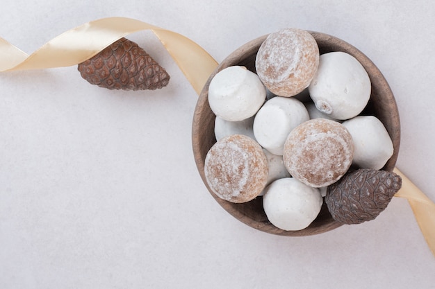 Süßer Lebkuchen mit Tannenzapfen auf Holzteller