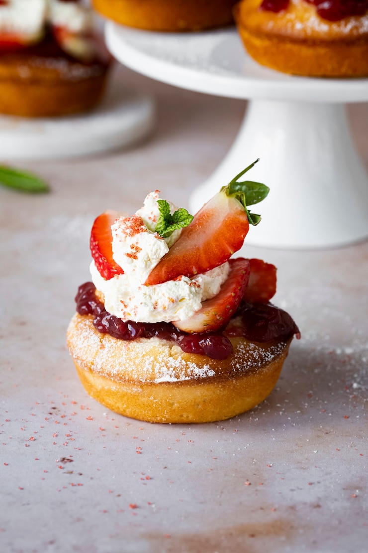 Kostenlose Foto süßer mini-erdbeerkuchen auf einem tisch