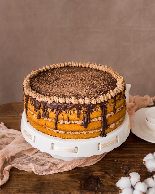 Süßer Schokoladenkuchen mit Zuckerglasur