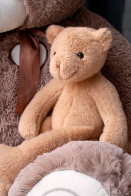 Kostenloses Foto süßer teddybär im inneren stillleben