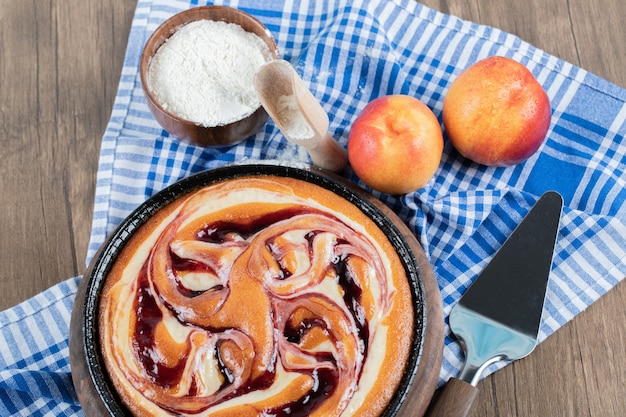 Süßer Vanillekuchen und Hauptzutaten herum