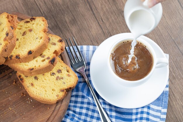 Süßer weicher Kuchen serviert mit einer Tasse Kaffee.