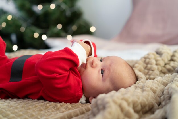 Süßes Baby in Weihnachtsmann-Kleidung