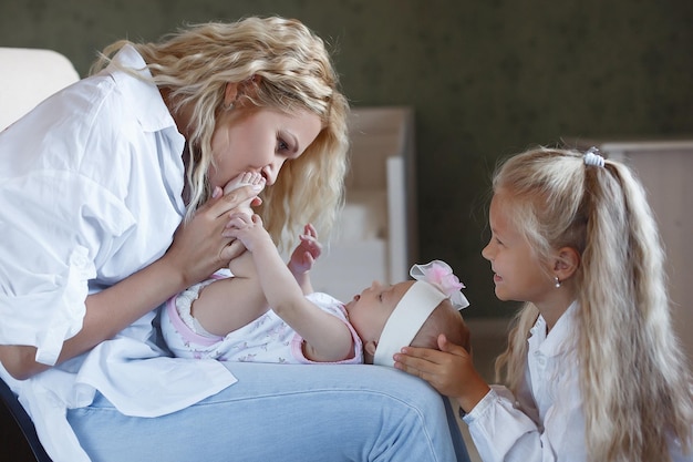 Kostenloses Foto süßes baby mit mama