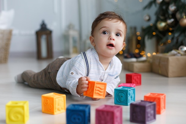 Kostenloses Foto süßes baby mit spielzeug