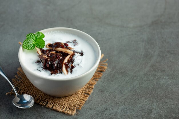 süßes Dessertgericht der schwarzen Bohne