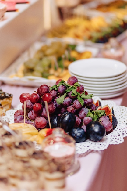 Süßes festliches Buffet, Obst, Mützen, Makkaroni und viele Süßigkeiten