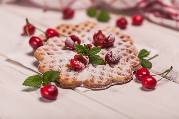 Süßes Frühstück auf weißem Holzschreibtisch