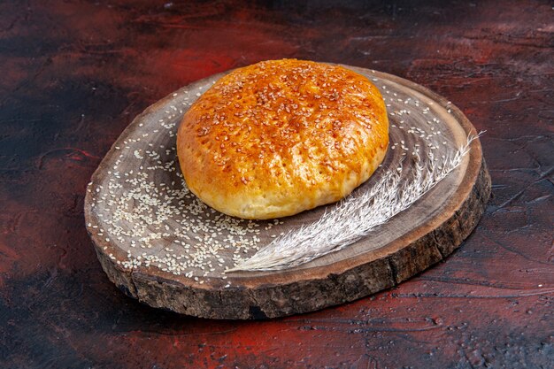 Süßes gebackenes Brötchenbrot der Vorderansicht wie frisches Brot auf dem dunklen Hintergrund