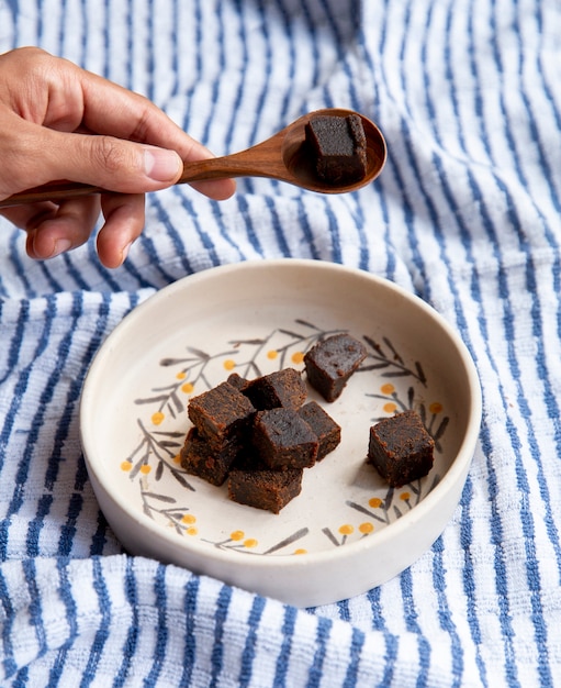 Süßes Jaggery-Dessert-Arrangement