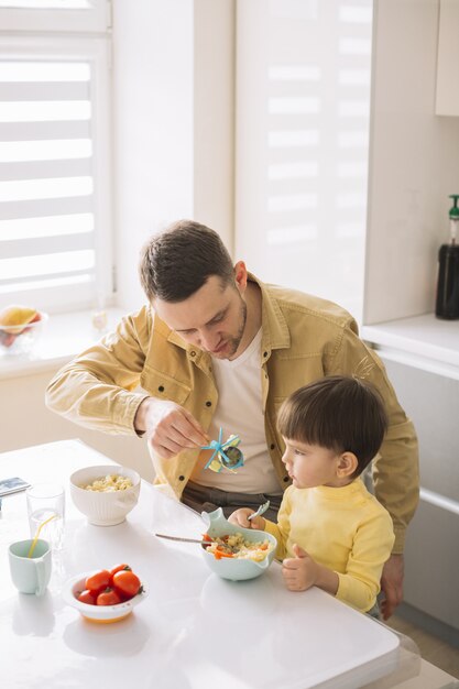 Süßes kleines Kind und sein Vater