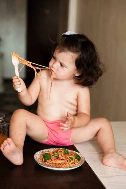 Süßes Mädchen isst Spaghetti