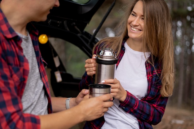 Süßes Paar, das zusammen einen Kaffee trinkt