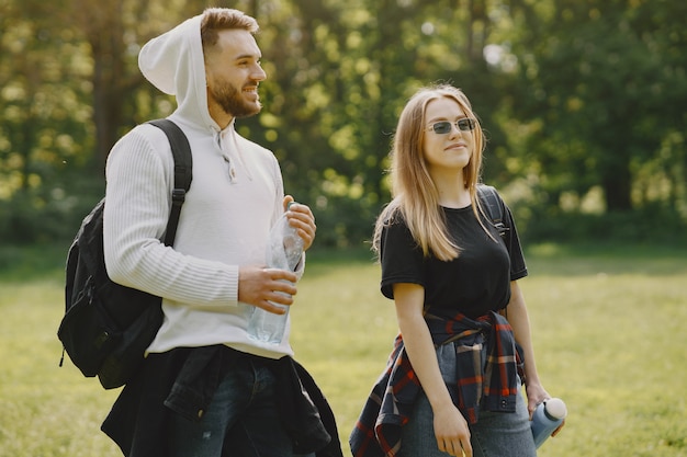 Süßes Paar ruht sich in einem Sommerwald aus