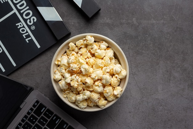 Süßes Popcorn auf dunklem Hintergrund