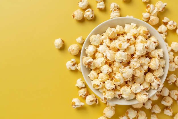 Süßes Popcorn auf gelbem Hintergrund