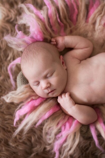 Süßes schlafendes neugeborenes Baby auf sanftem Hintergrund