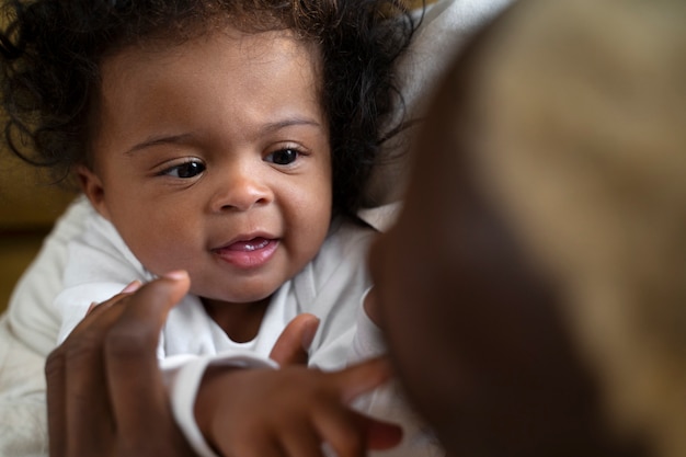 Kostenloses Foto süßes schwarzes baby zu hause bei den eltern