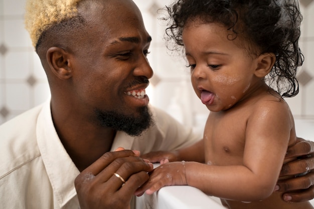 Süßes schwarzes Baby zu Hause bei den Eltern