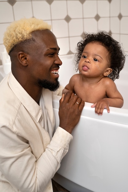 Kostenloses Foto süßes schwarzes baby zu hause bei den eltern