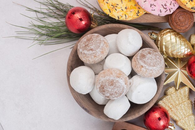 Süßes Weihnachtsgebäck mit Kugeln auf weißer Oberfläche