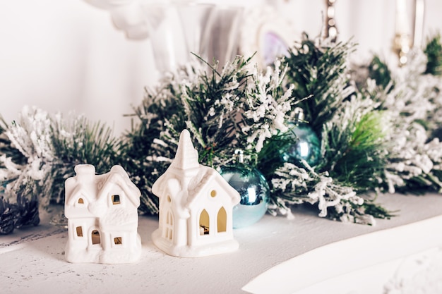 Süßes zuhause. weißes weihnachtsdekor auf vintage-hintergrund
