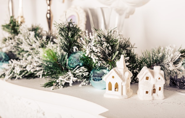 Süßes zuhause. weißes weihnachtsdekor auf vintage-hintergrund.