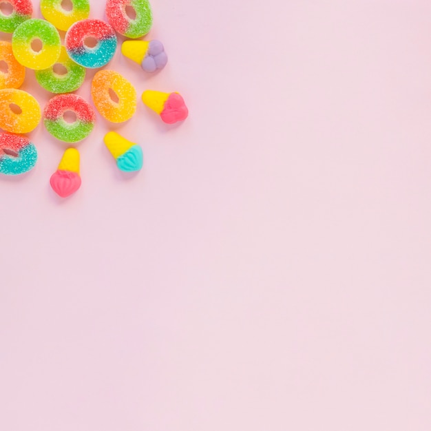 Süßigkeiten auf rosa Oberfläche