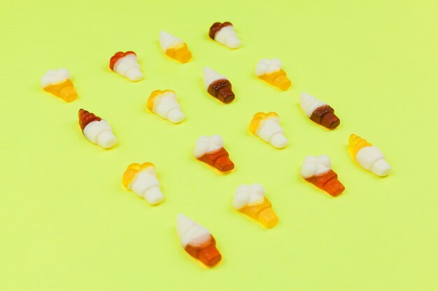 Süßigkeiten in Form von Eiscreme auf hellem Hintergrund