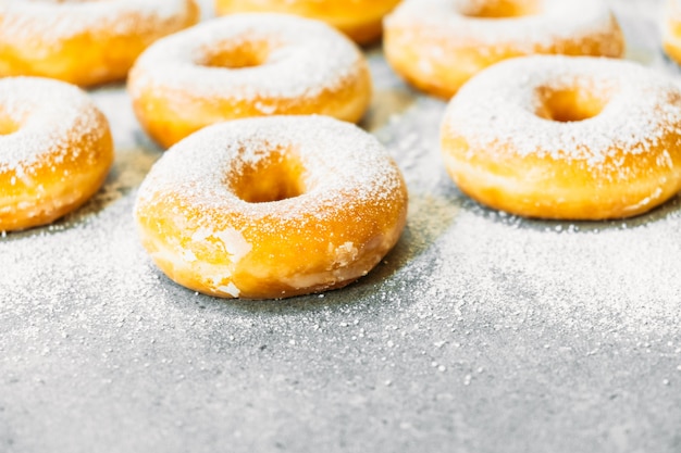 Kostenloses Foto süßspeise mit vielen donut