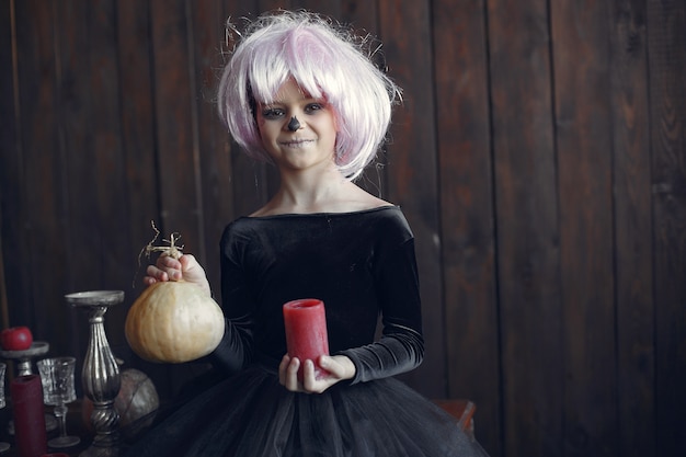 Kostenloses Foto sugar skull kleines mädchen halloween kostüm und make-up. halloween party. tag der toten.