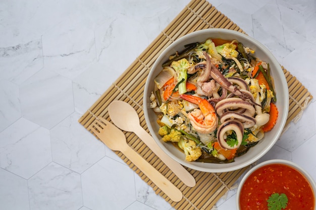 Sukiyaki meeresfrüchte serviert mit suki würziger sauce