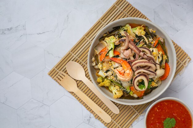 Sukiyaki Meeresfrüchte serviert mit Suki würziger Sauce