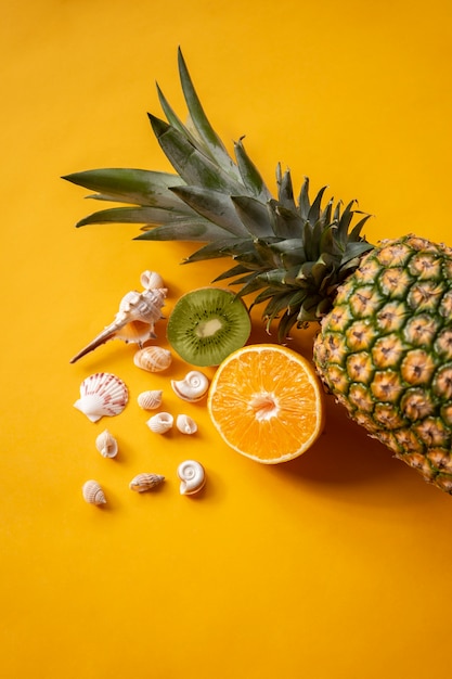 Kostenloses Foto summertime vibes mit ananasfrüchten und schalentieren