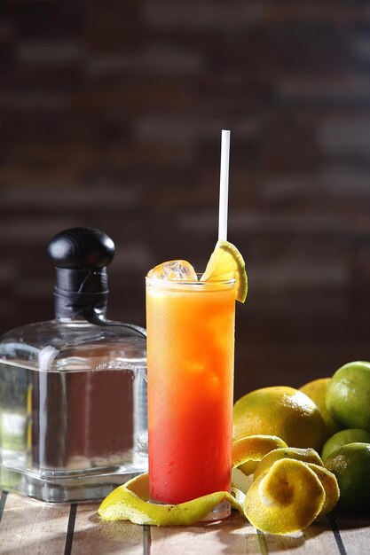 Sunrise ist ein Cocktail aus Tequila, Orangensaft und Grenadine-Sirup