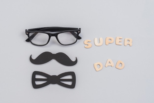 Super Papa Inschrift mit Brille und Papierschnurrbart