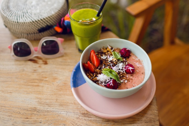 Superfoods Schüssel mit Chia, Müsli und Avocado.