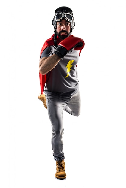 Kostenloses Foto superheld mit boxhandschuhen schnell laufen