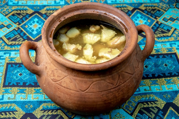 Kostenloses Foto suppe in einem tontopf gekocht