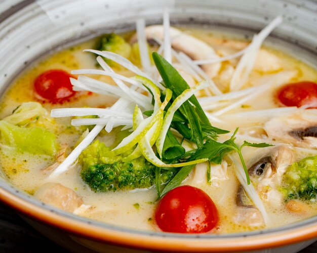 Suppe mit Brokkoli-Tomaten, Pilzen und Gemüse