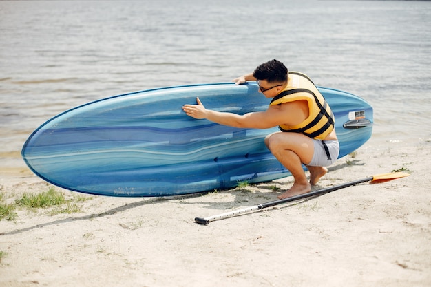 Surfer an einem Sommerstrand