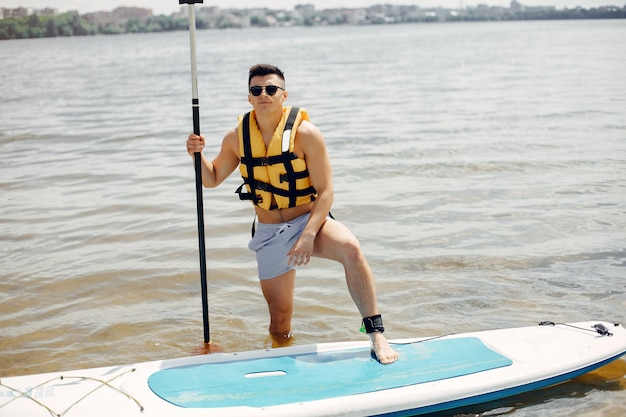 Surfer an einem Sommerstrand