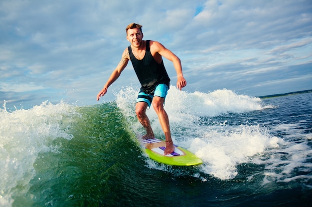 Surfer auf blauem Ozeanwelle