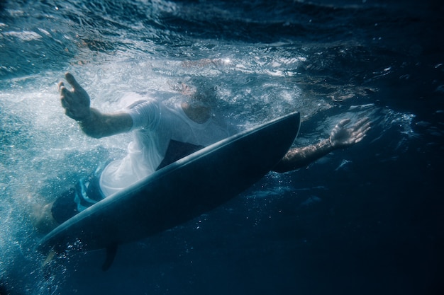 Surfer auf der Welle.