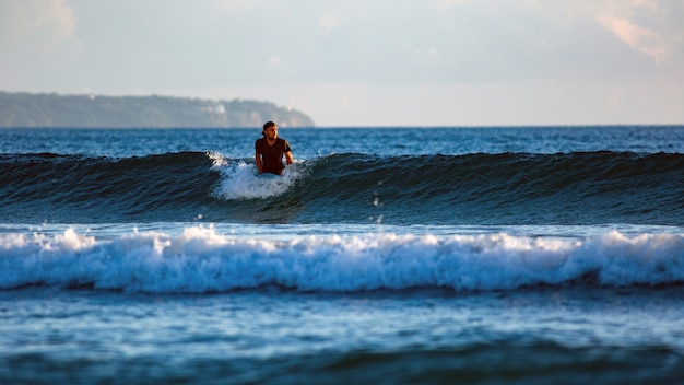 Kostenloses Foto surfer auf der welle