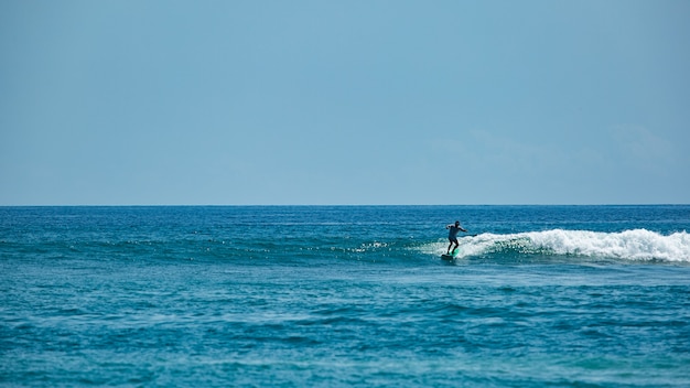 Surfer auf einer blauen Welle.