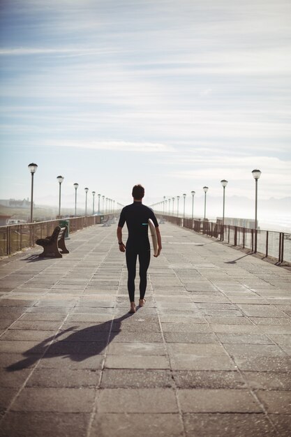 Surfer zu Fuß mit Surfbrett