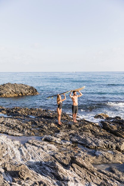 Surferpaar am Strand